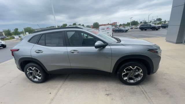 Used 2025 Chevrolet Trax LT w/ LT Convenience Package FWD image 3