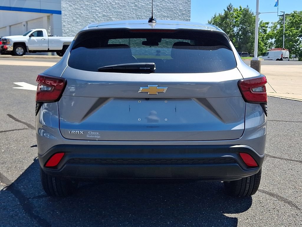Used 2024 Chevrolet Trax LS w/ LS Convenience Package FWD image 8