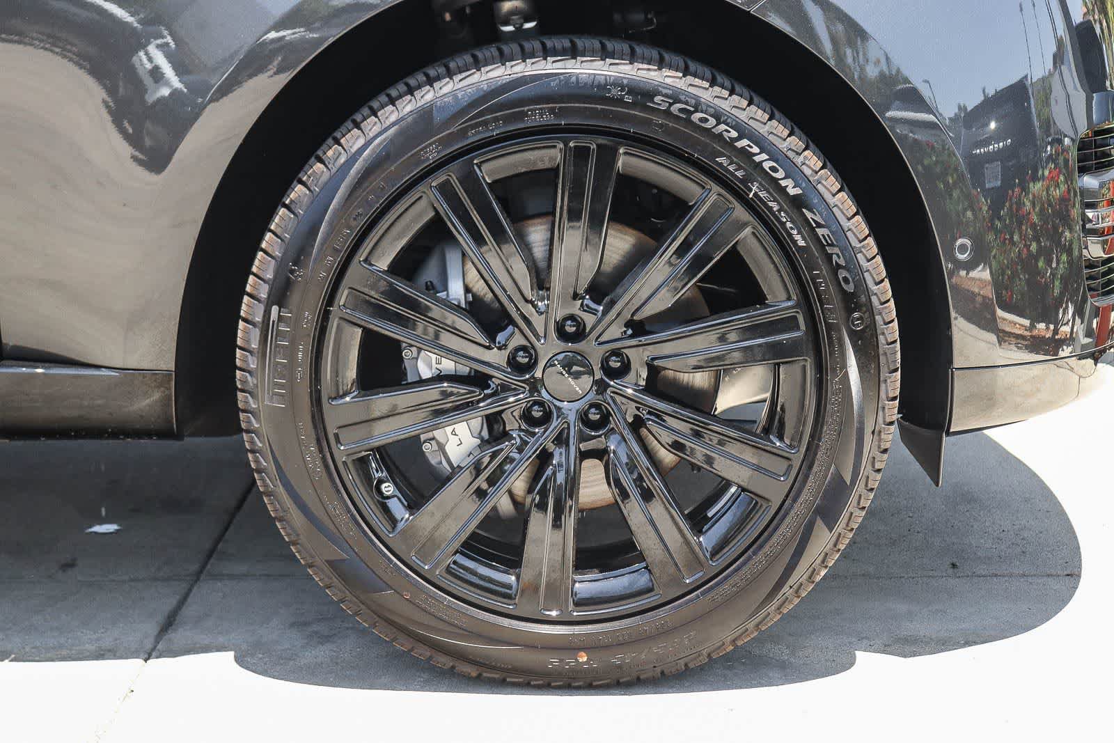 New 2026 Land Rover Range Rover Long Wheelbase SE AWD/4WD image 9