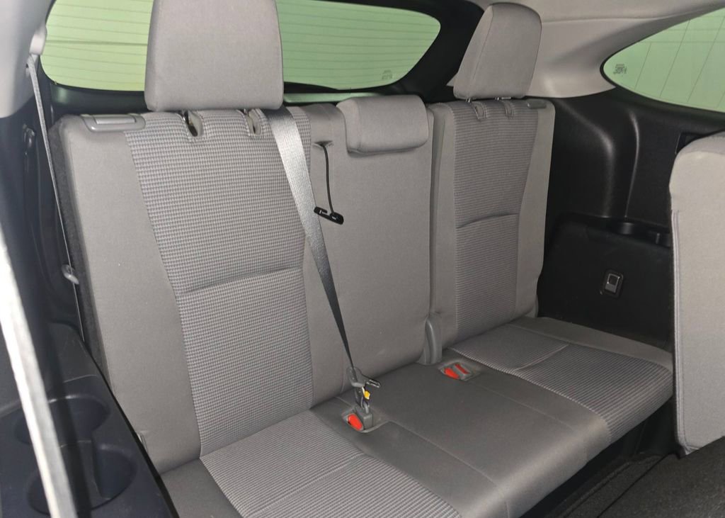 Used 2022 Toyota Highlander LE FWD image 16