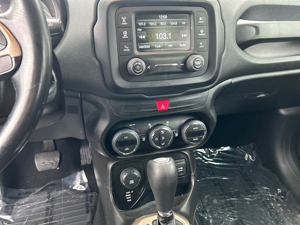 Used 2016 Jeep Renegade Latitude w/ Popular Equipment Group image 17