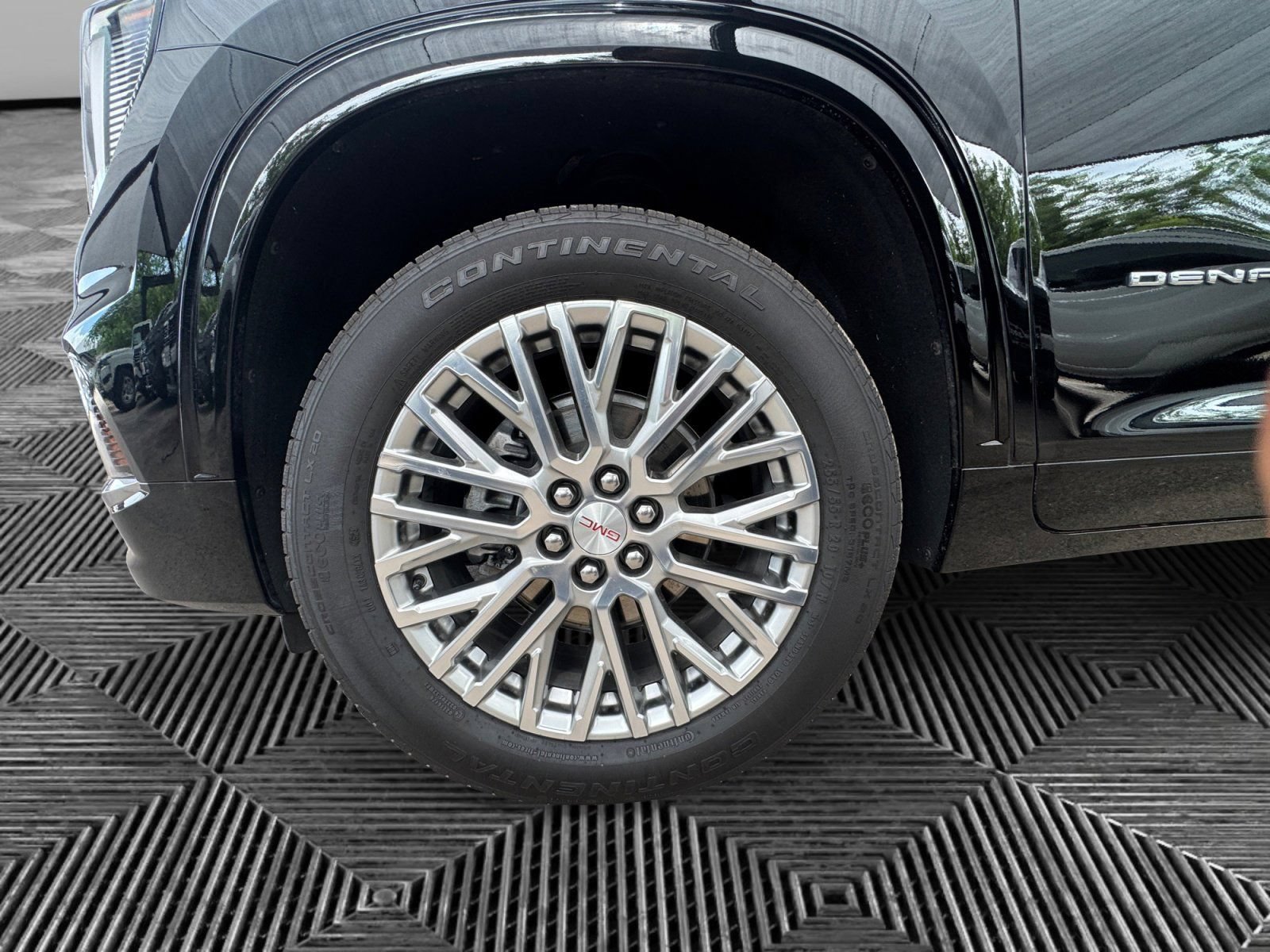 Certified 2025 GMC Acadia Denali w/ LPO, Floor Liner Package AWD/4WD image 9