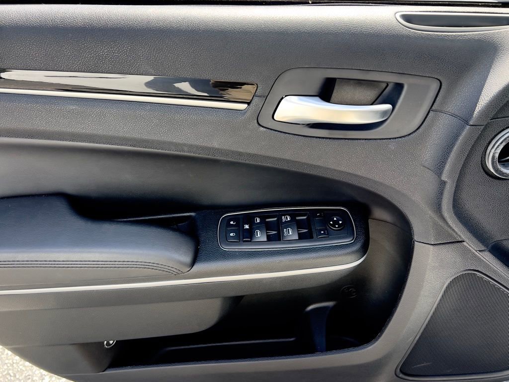 Used 2023 Chrysler 300 Touring w/ Safetytec Plus Group image 14