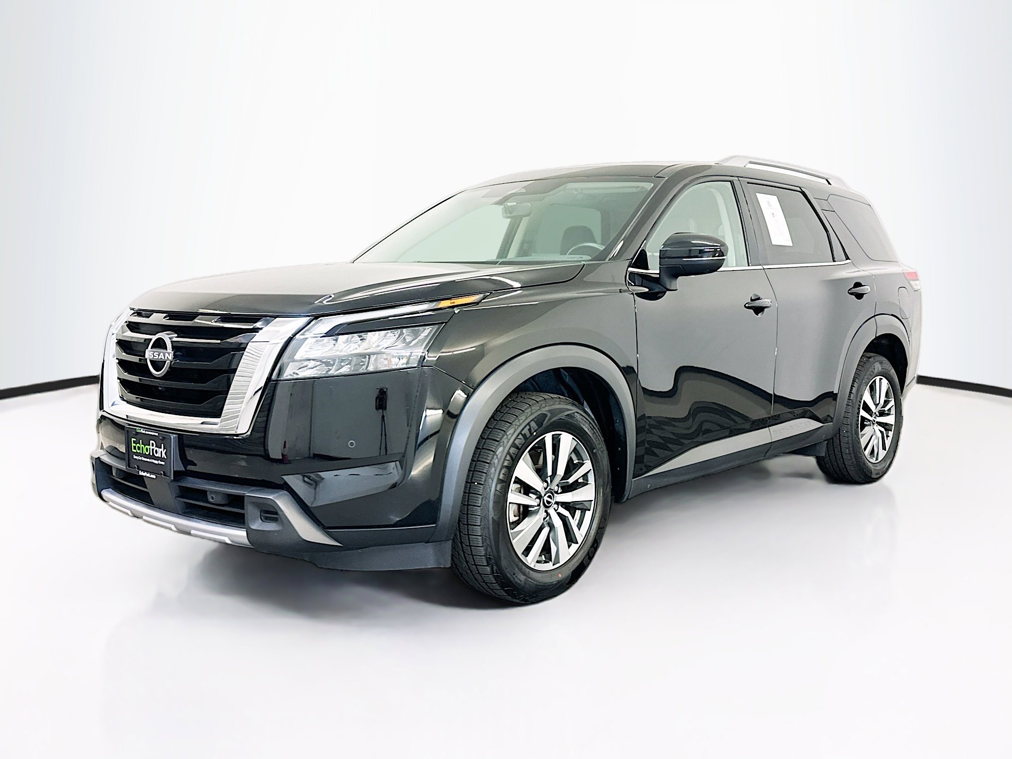 Used 2025 Nissan Pathfinder SL image 3