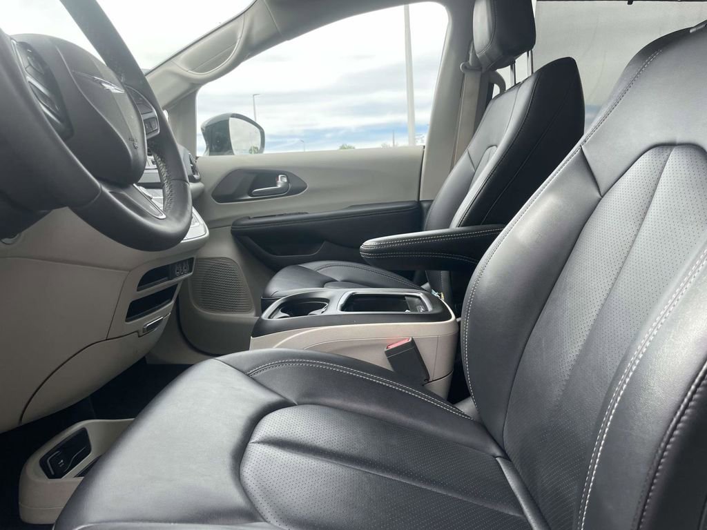 Used 2024 Chrysler Pacifica Touring-L image 24