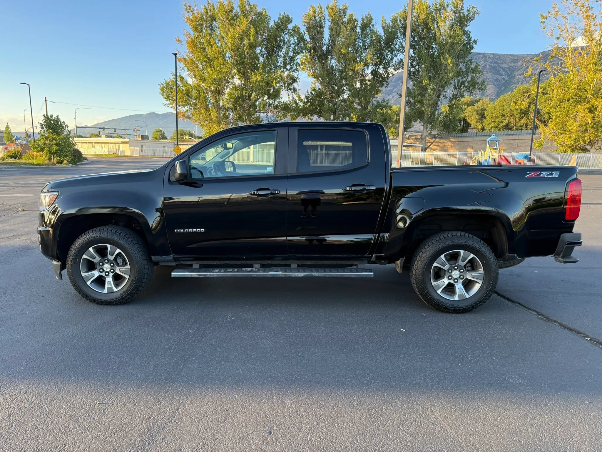 Used 2019 Chevrolet Colorado Z71 AWD/4WD image 3