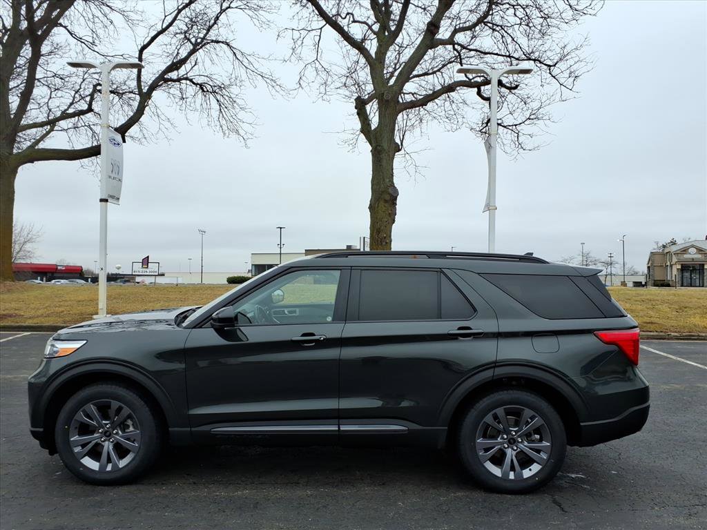 Used 2022 Ford Explorer XLT w/ Equipment Group 202A AWD/4WD image 4