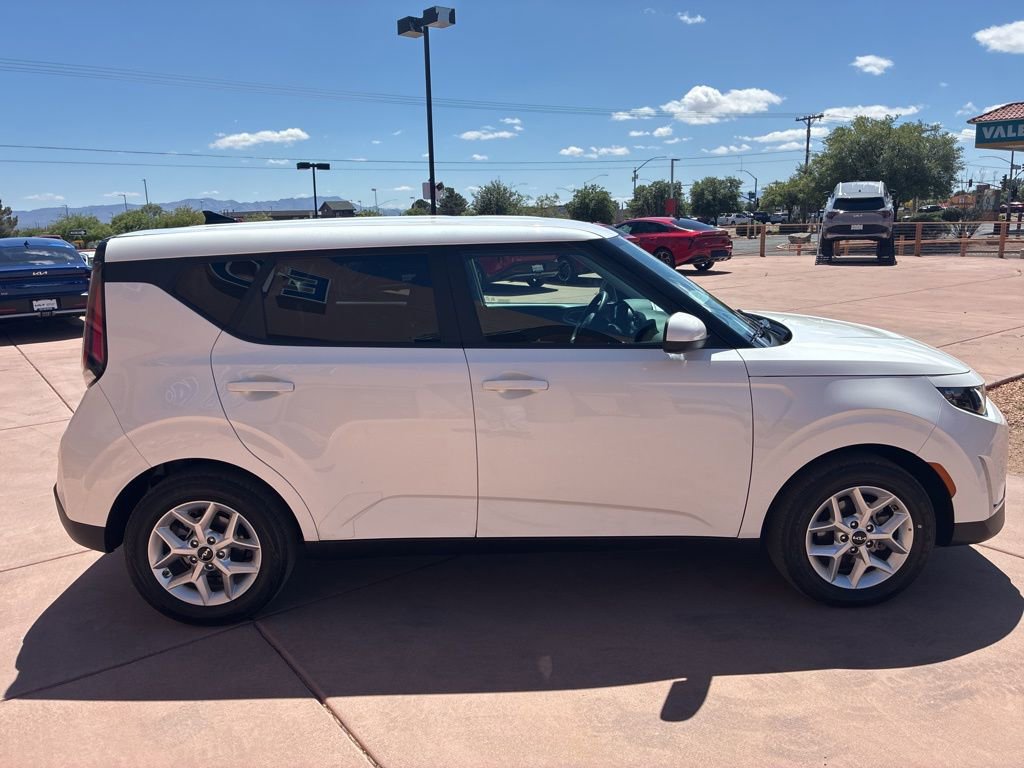 Used 2025 Kia Soul LX image 9