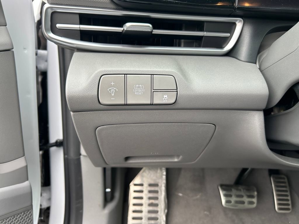 Used 2025 Hyundai Elantra SEL image 7