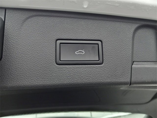 Used 2025 Volkswagen Atlas SE image 12