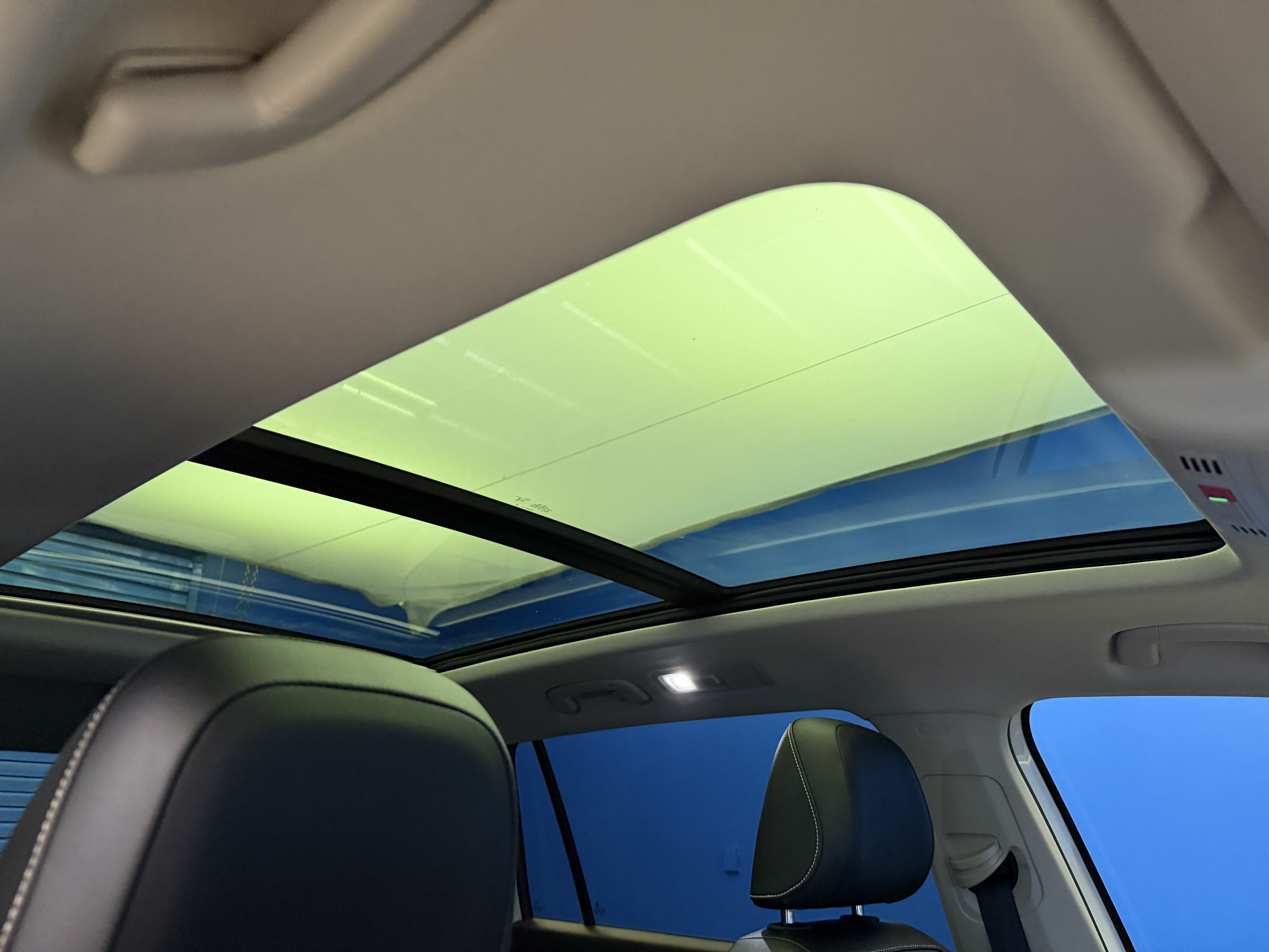 Used 2024 Volkswagen Tiguan SE w/ Panoramic Sunroof Package FWD image 30