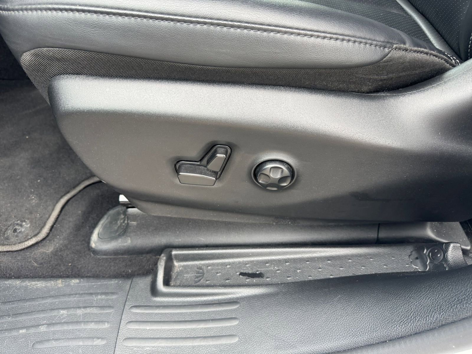 Used 2025 Chrysler Pacifica Select image 22