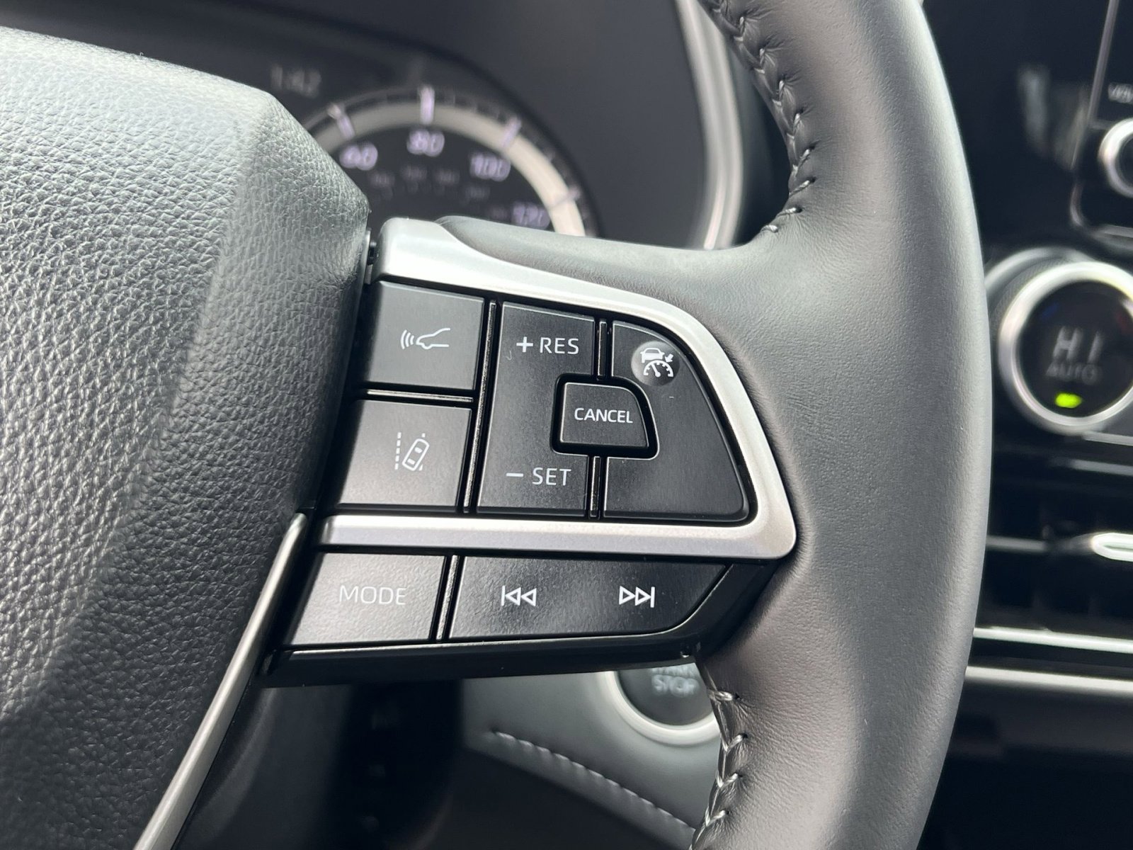 Used 2024 Toyota Highlander XLE image 30