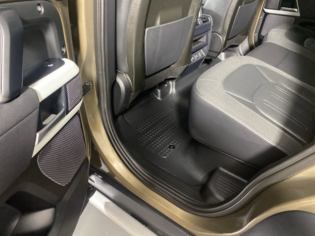 Used 2021 Land Rover Defender 110 SE image 25