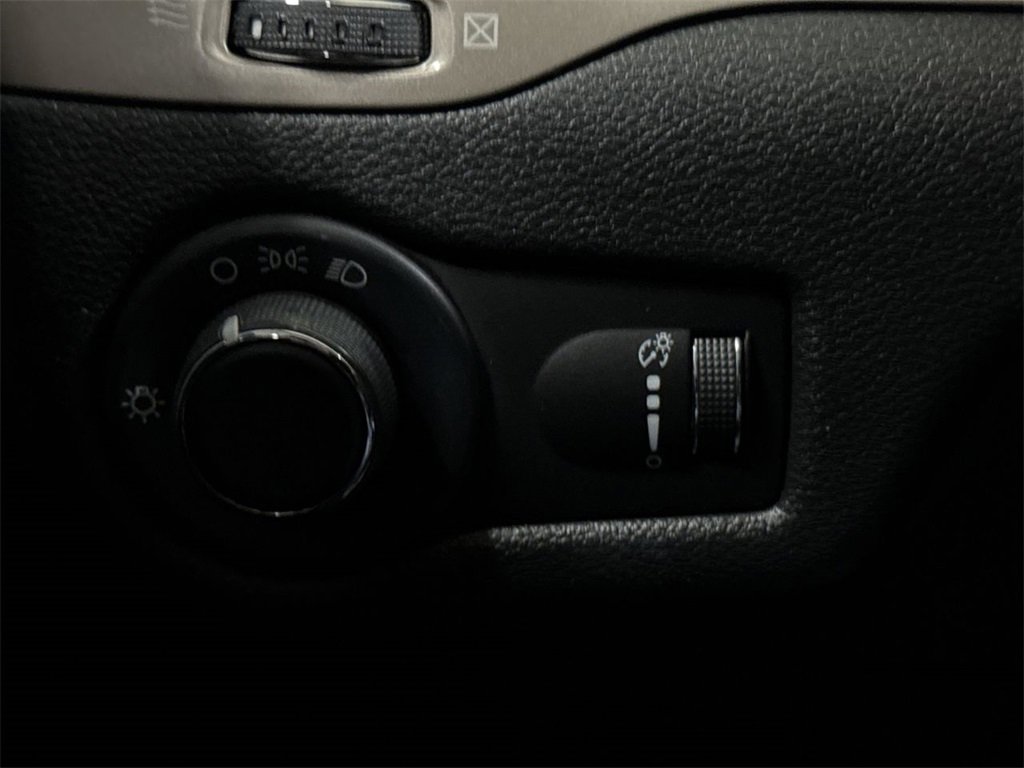 Used 2014 Jeep Cherokee Sport image 16