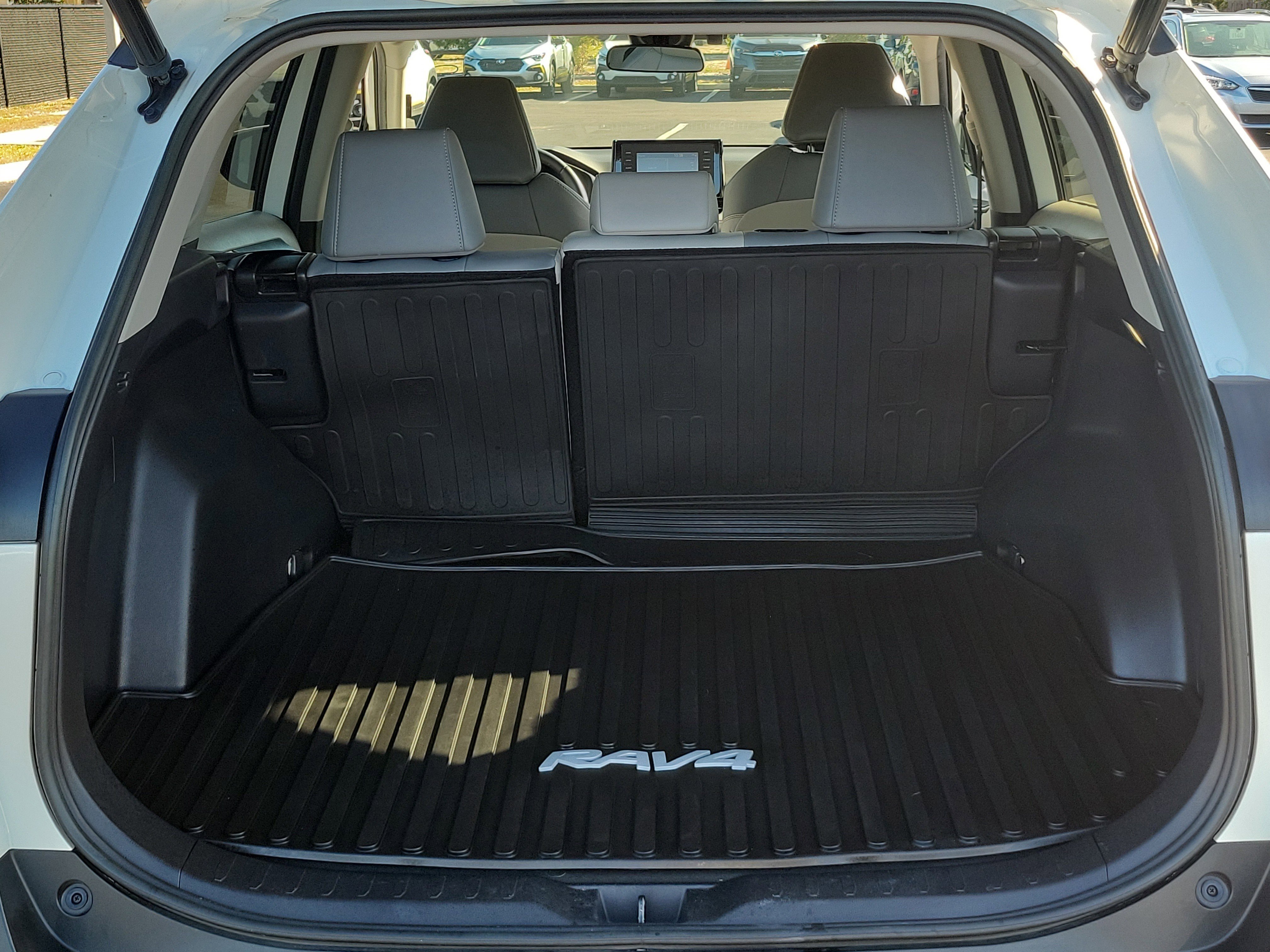 Used 2022 Toyota RAV4 XLE Premium image 12