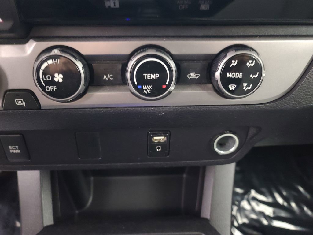 Used 2016 Toyota Tacoma SR image 31