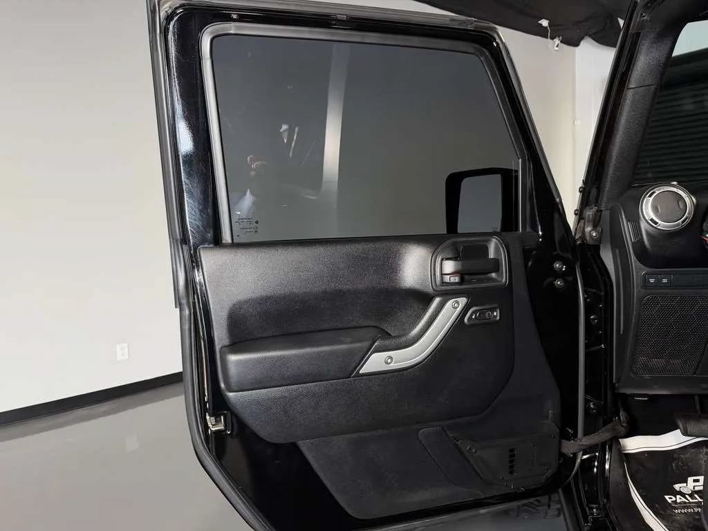 Used 2015 Jeep Wrangler Rubicon w/ Power Convenience Group AWD/4WD image 18