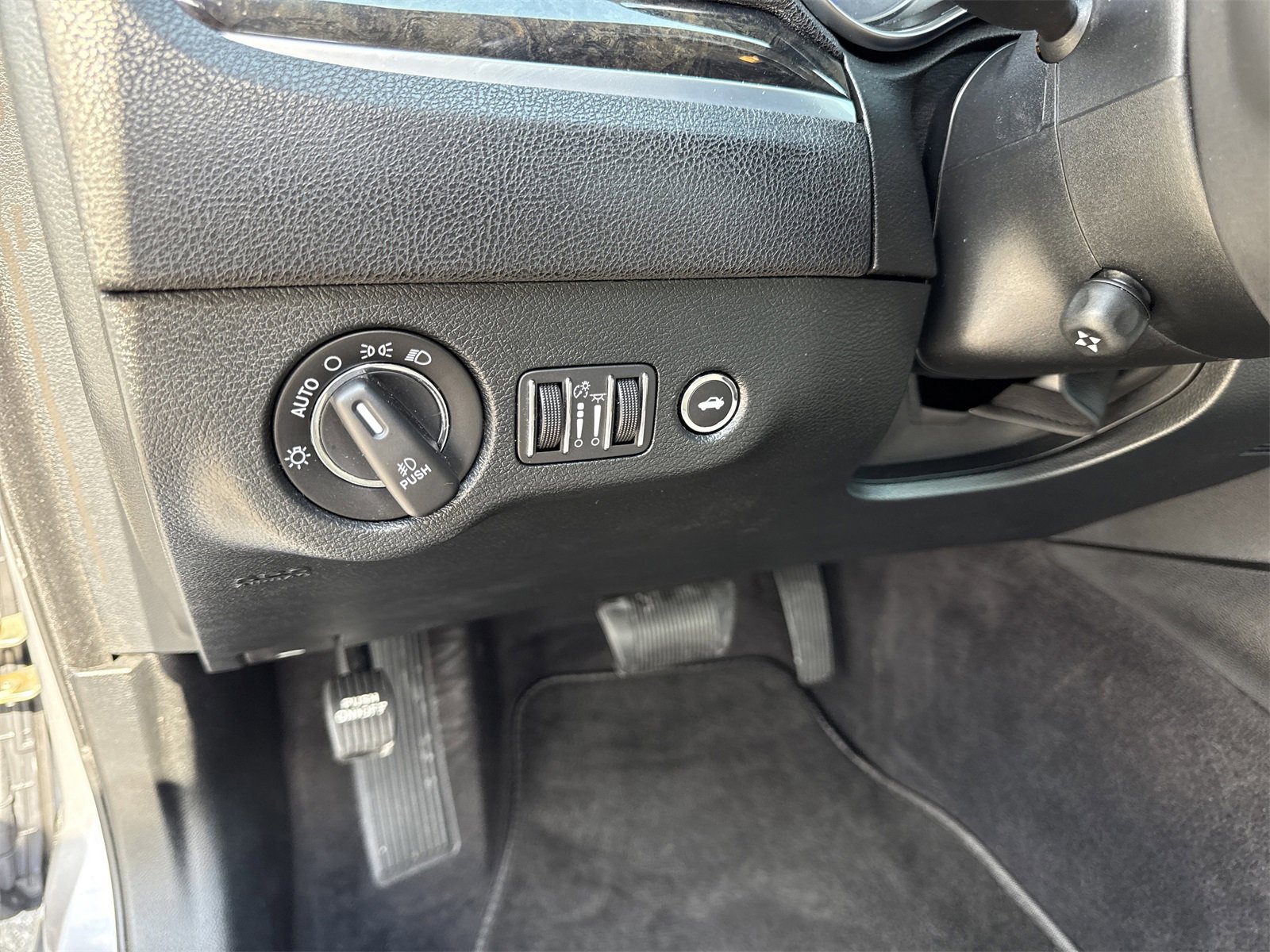 Used 2018 Chrysler 300 Limited w/ Safetytec Plus Group image 17