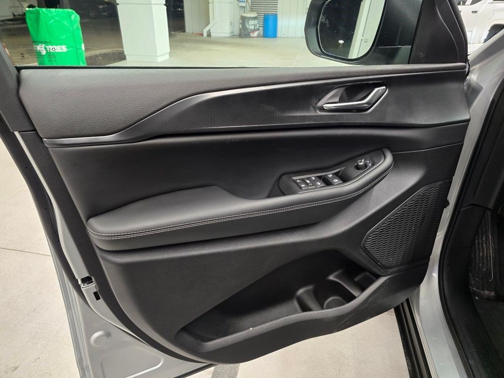 New 2025 Jeep Grand Cherokee Laredo w/ Luxury Tech Group I RWD image 12