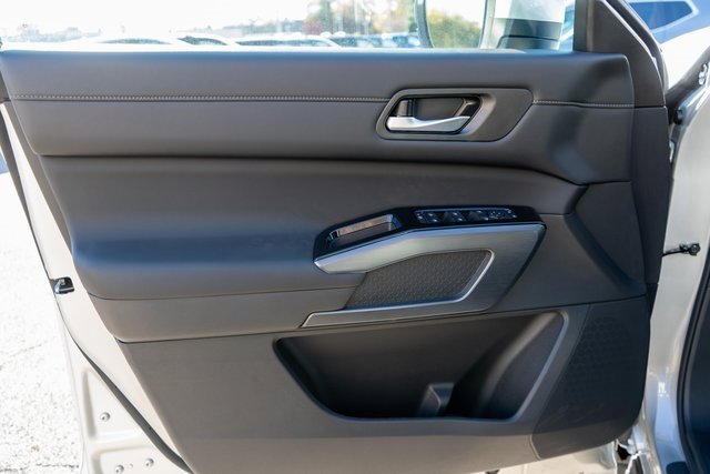 New 2025 Nissan Pathfinder SL image 11