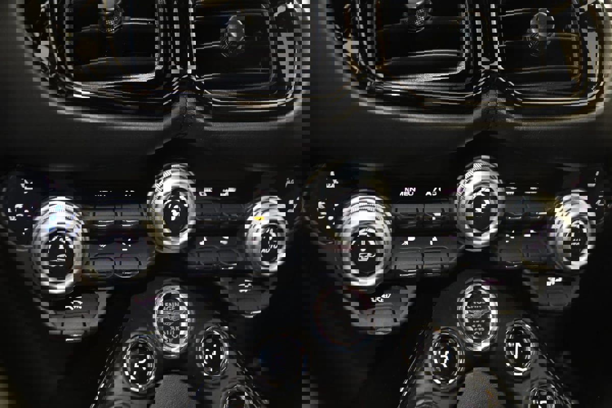 Used 2019 Aston Martin V8 Vantage Coupe image 24