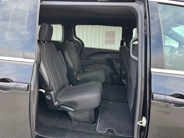 Used 2022 Chrysler Pacifica Touring FWD image 33
