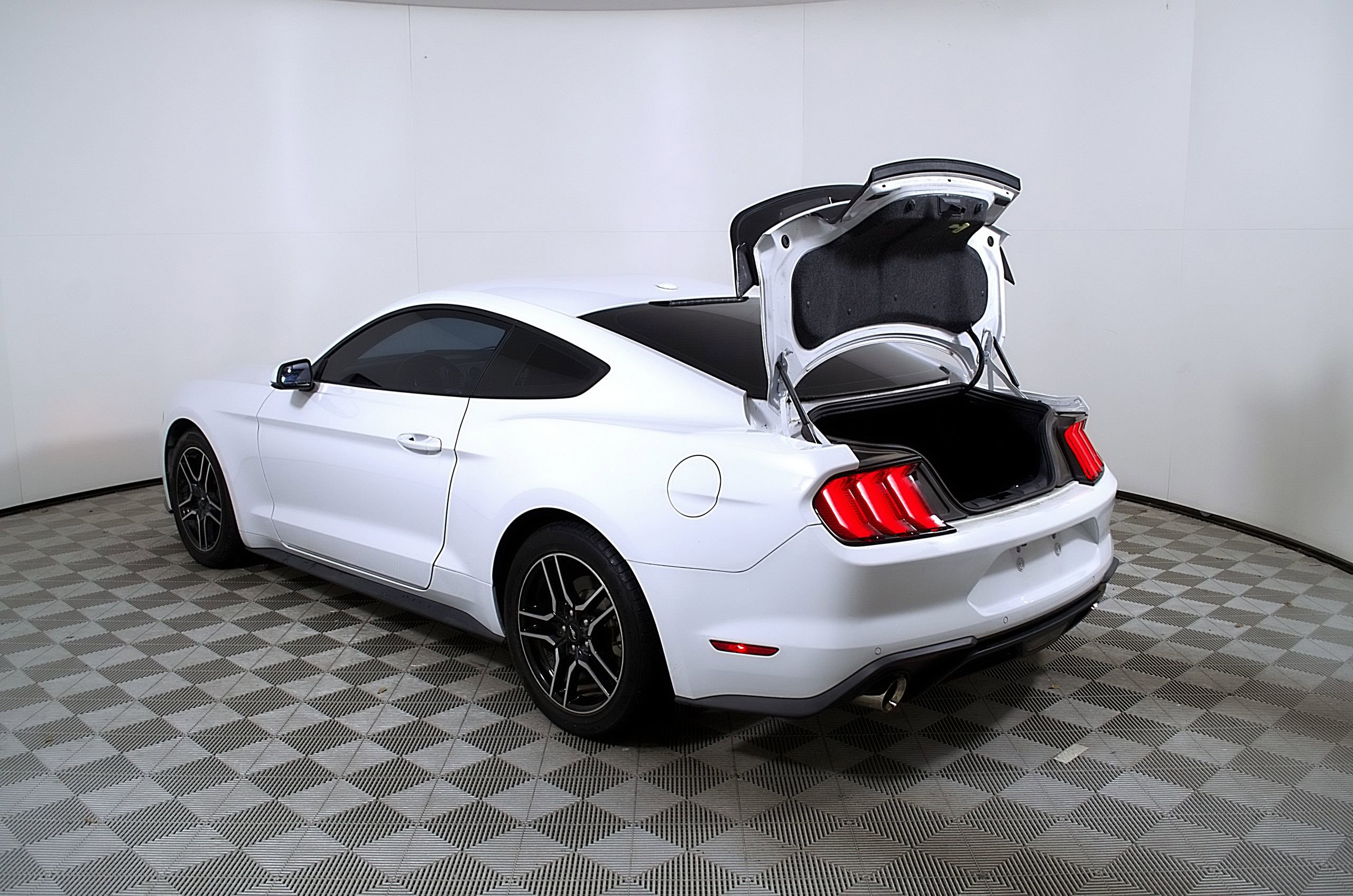 Used 2019 Ford Mustang Premium RWD image 10