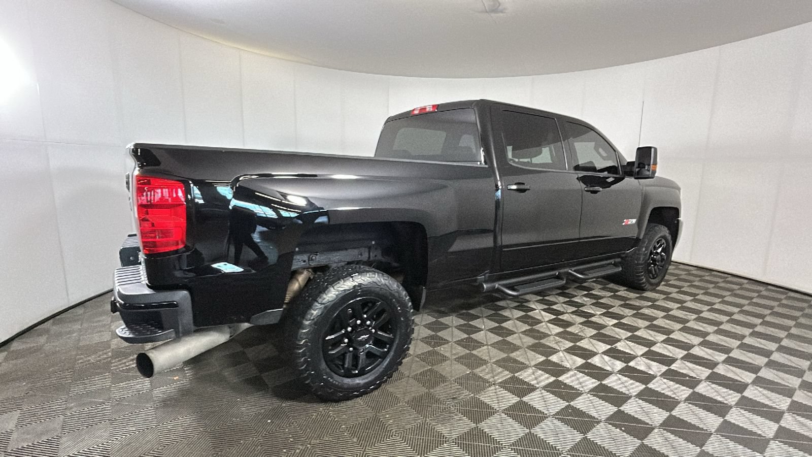 Used 2016 Chevrolet Silverado 2500 LT w/ Midnight Edition AWD/4WD image 3