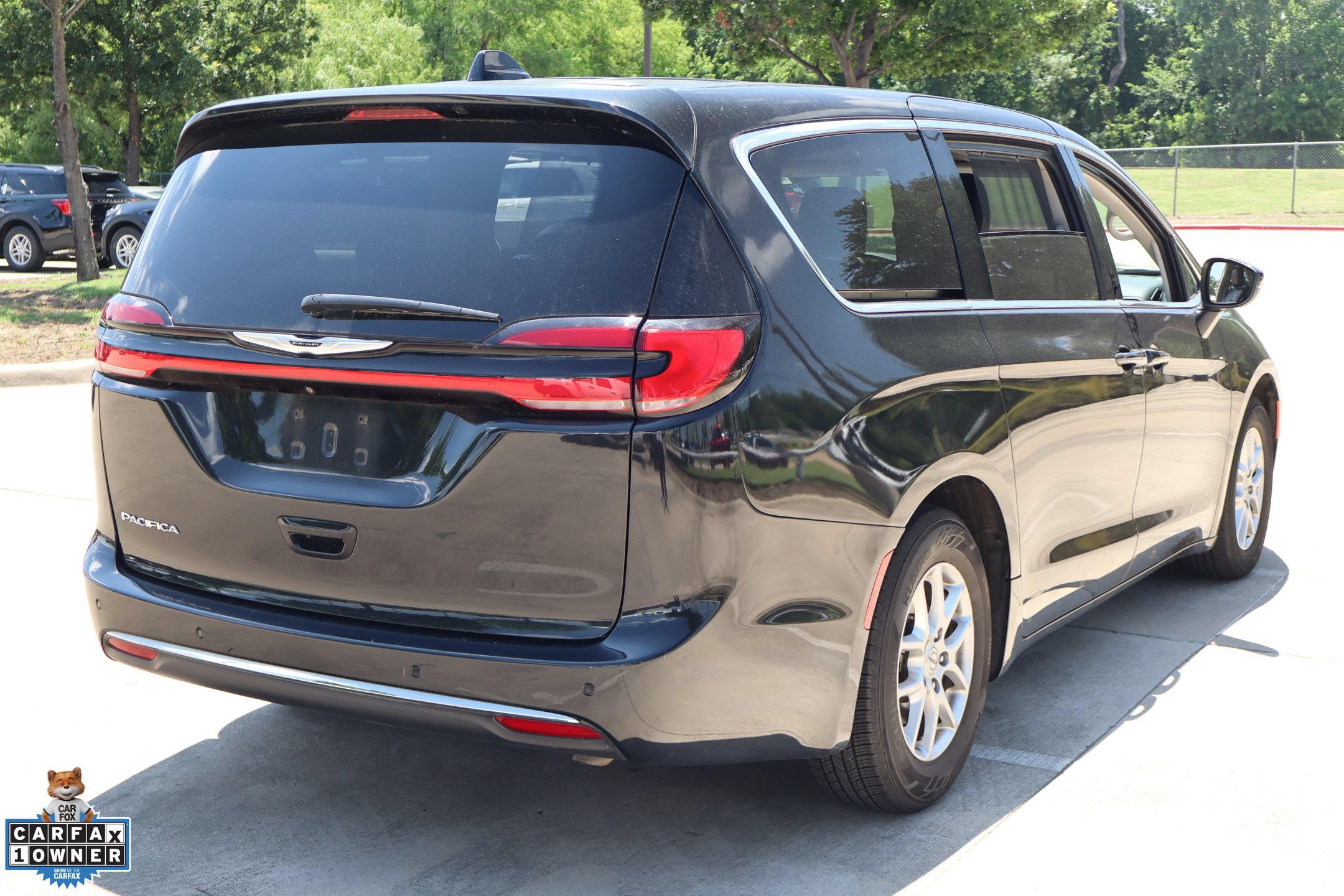 Used 2023 Chrysler Pacifica Touring-L FWD image 3