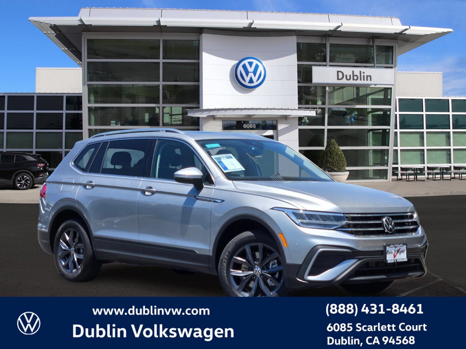 Used 2023 Volkswagen Tiguan SE w/ Panoramic Sunroof Package FWD image 1