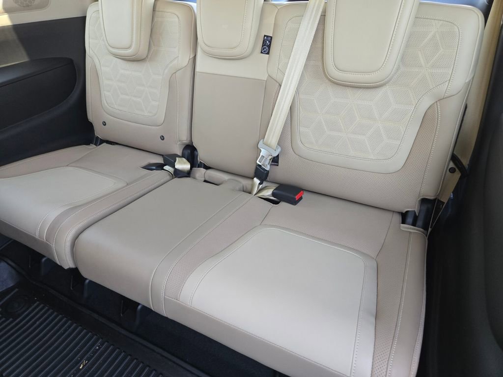 New 2025 Nissan Armada Platinum image 9