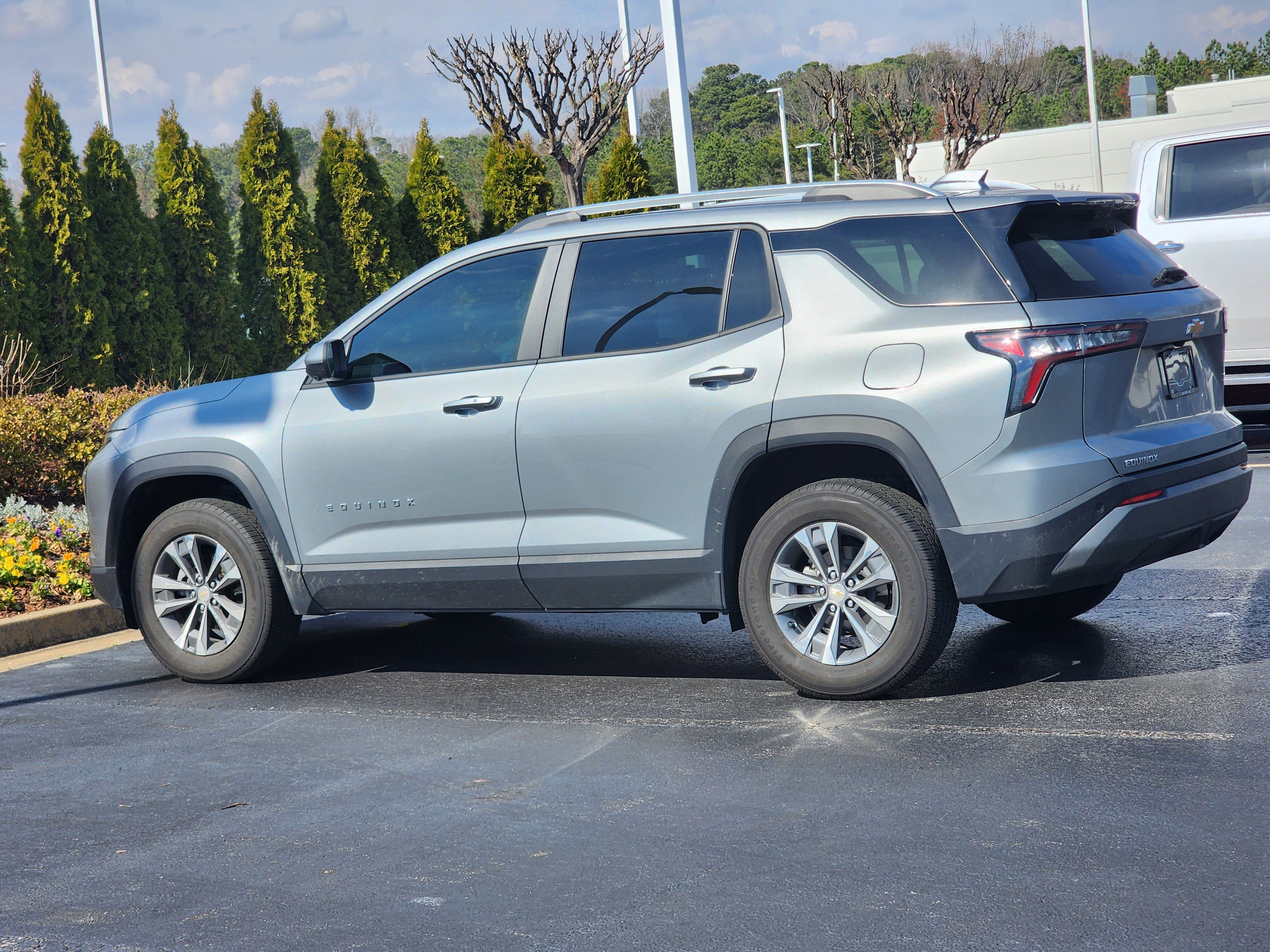 Used 2025 Chevrolet Equinox LT w/ Convenience Package II image 9