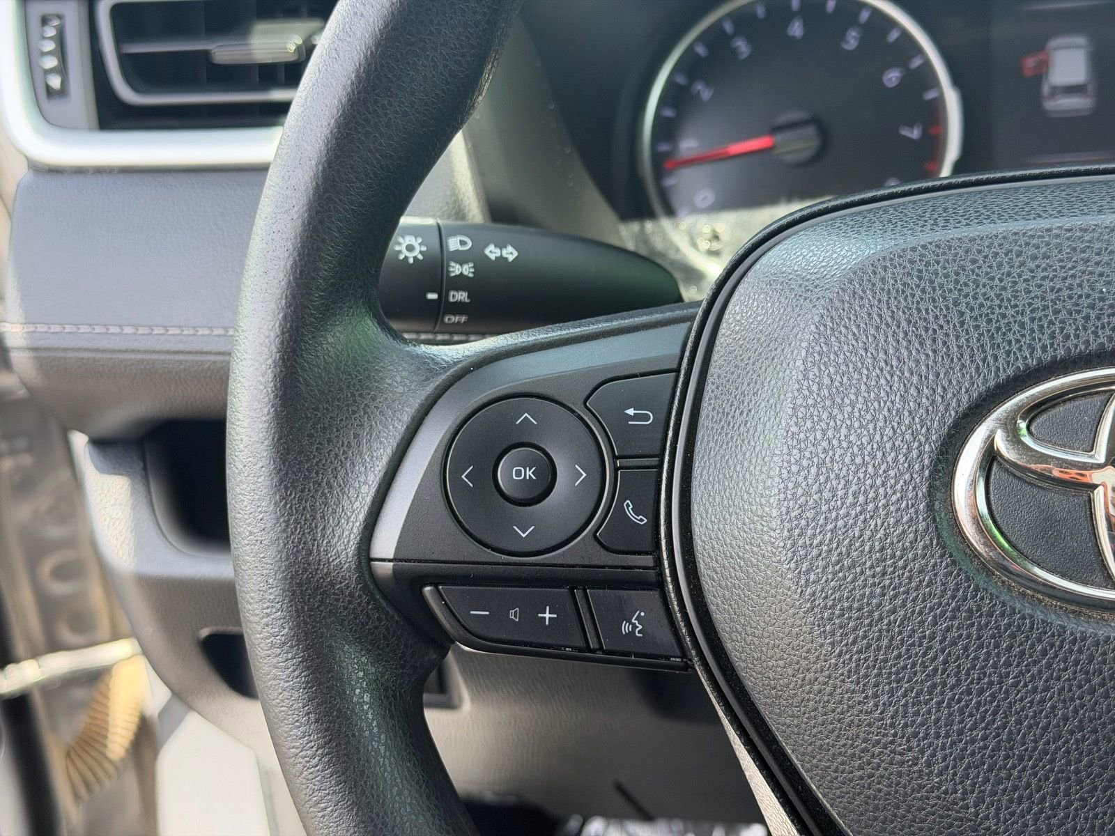 Used 2022 Toyota RAV4 LE w/ Carpet Mat Package (TMS) image 23