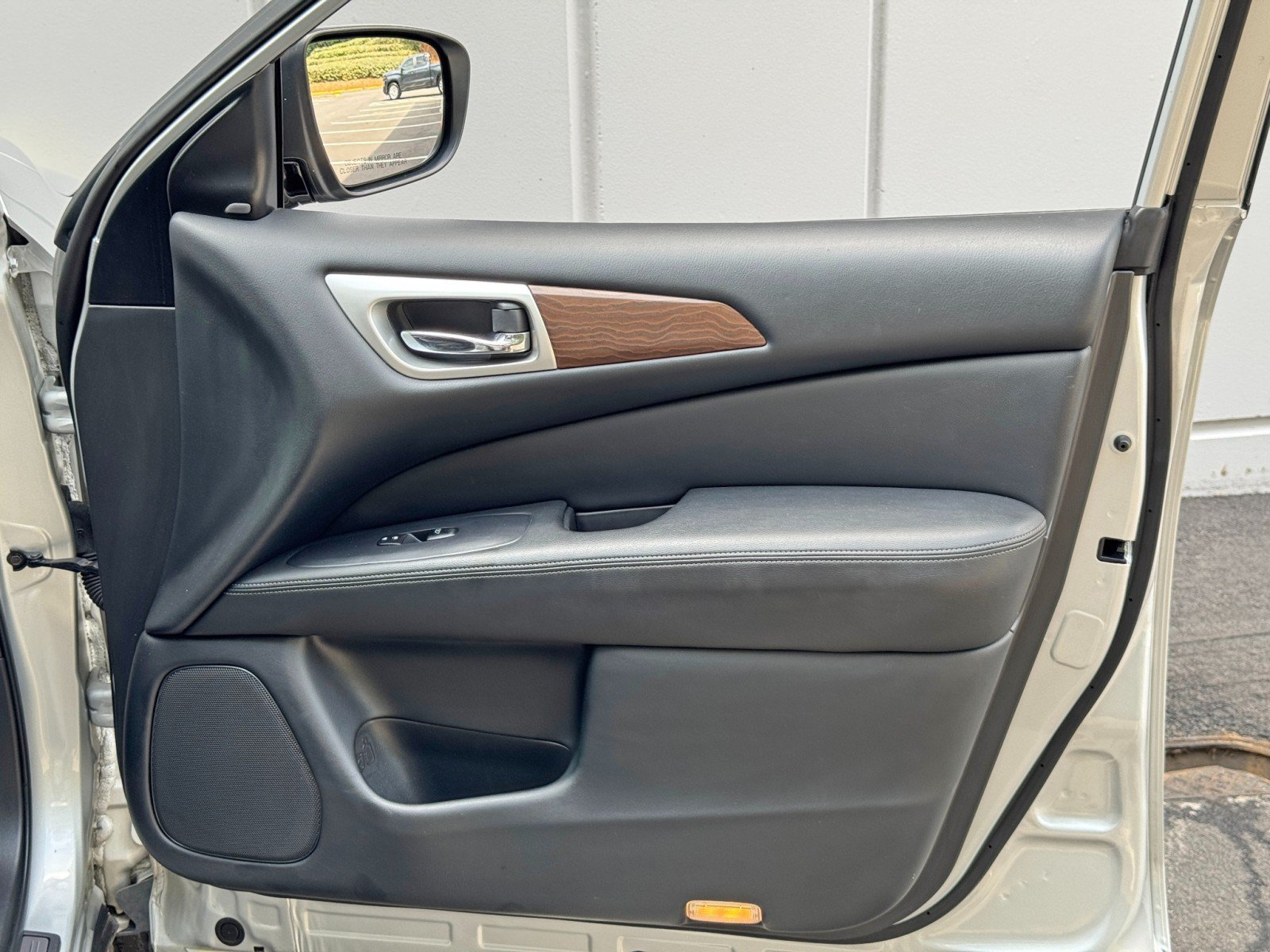 Used 2020 Nissan Pathfinder Platinum FWD image 43