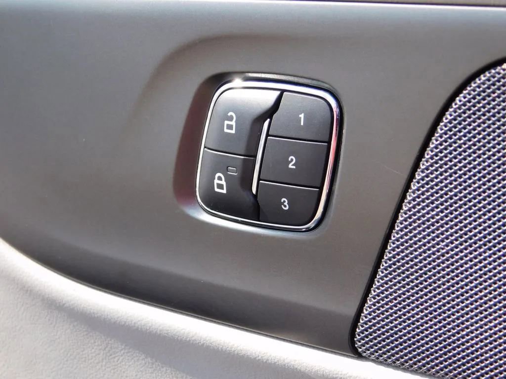 Used 2024 Lincoln Nautilus Reserve image 24