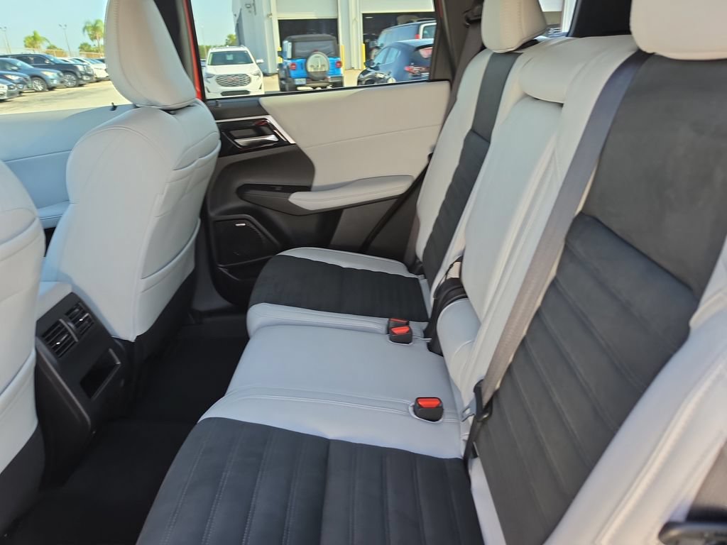 Used 2025 Mitsubishi Outlander SE FWD image 13