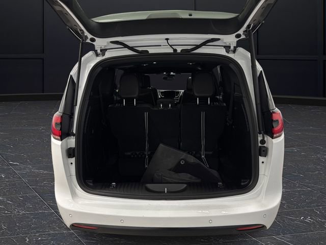 Used 2024 Chrysler Pacifica Select image 14