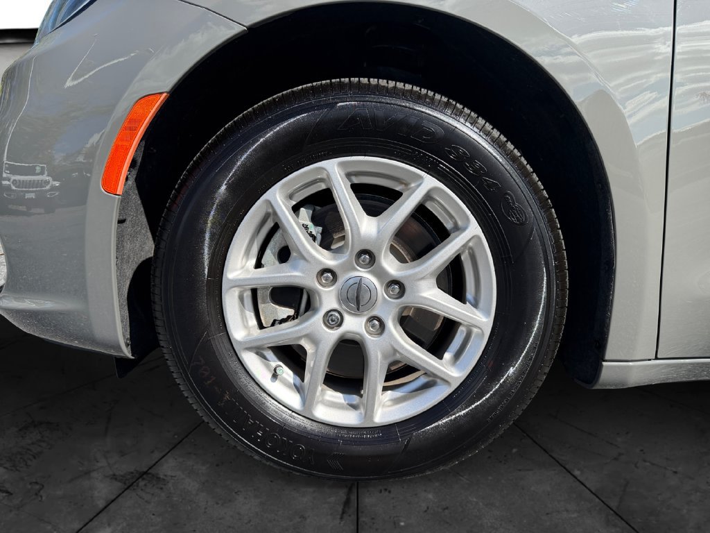 Used 2024 Chrysler Pacifica Touring-L FWD image 14