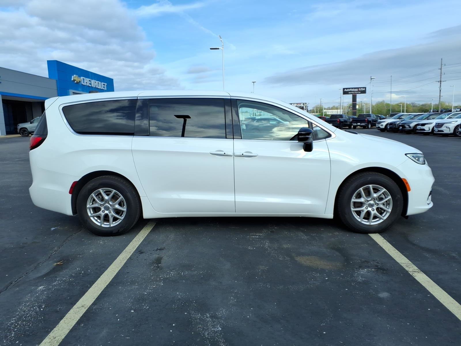 Used 2024 Chrysler Pacifica Touring-L image 29