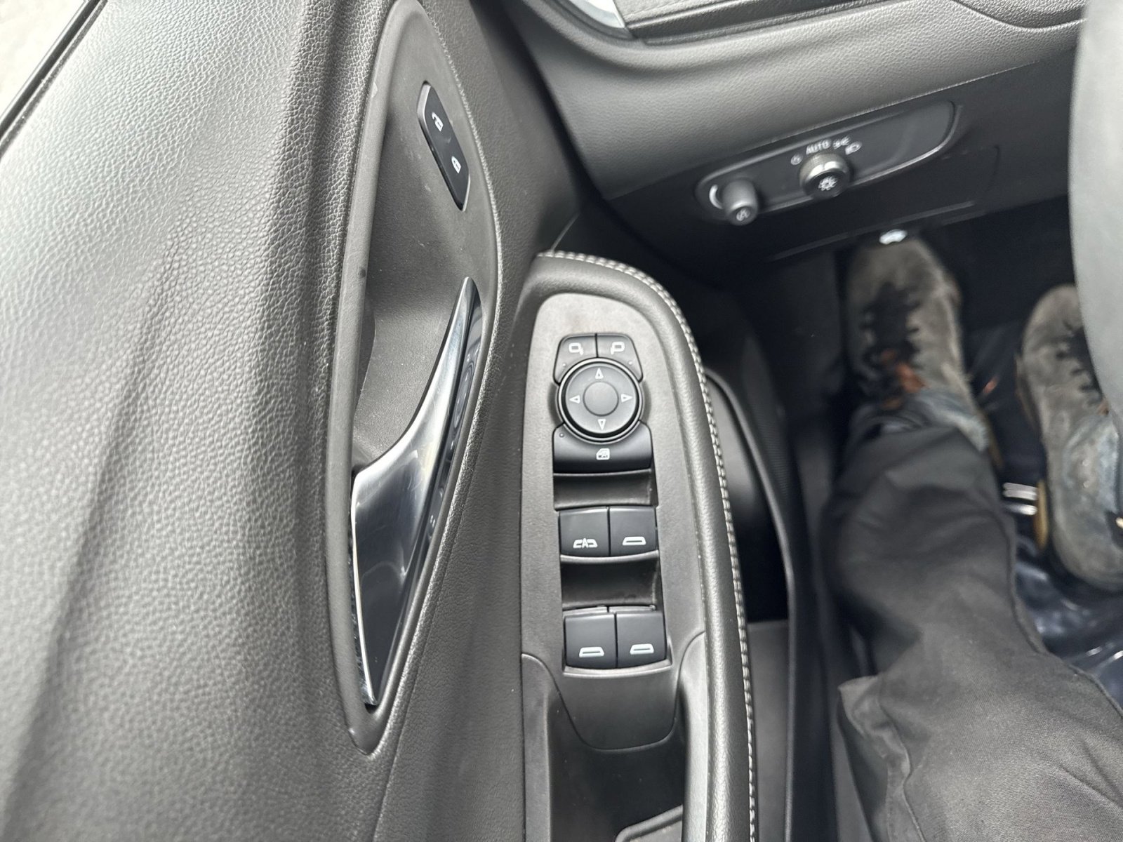 Used 2024 Buick Encore GX Sport Touring image 9