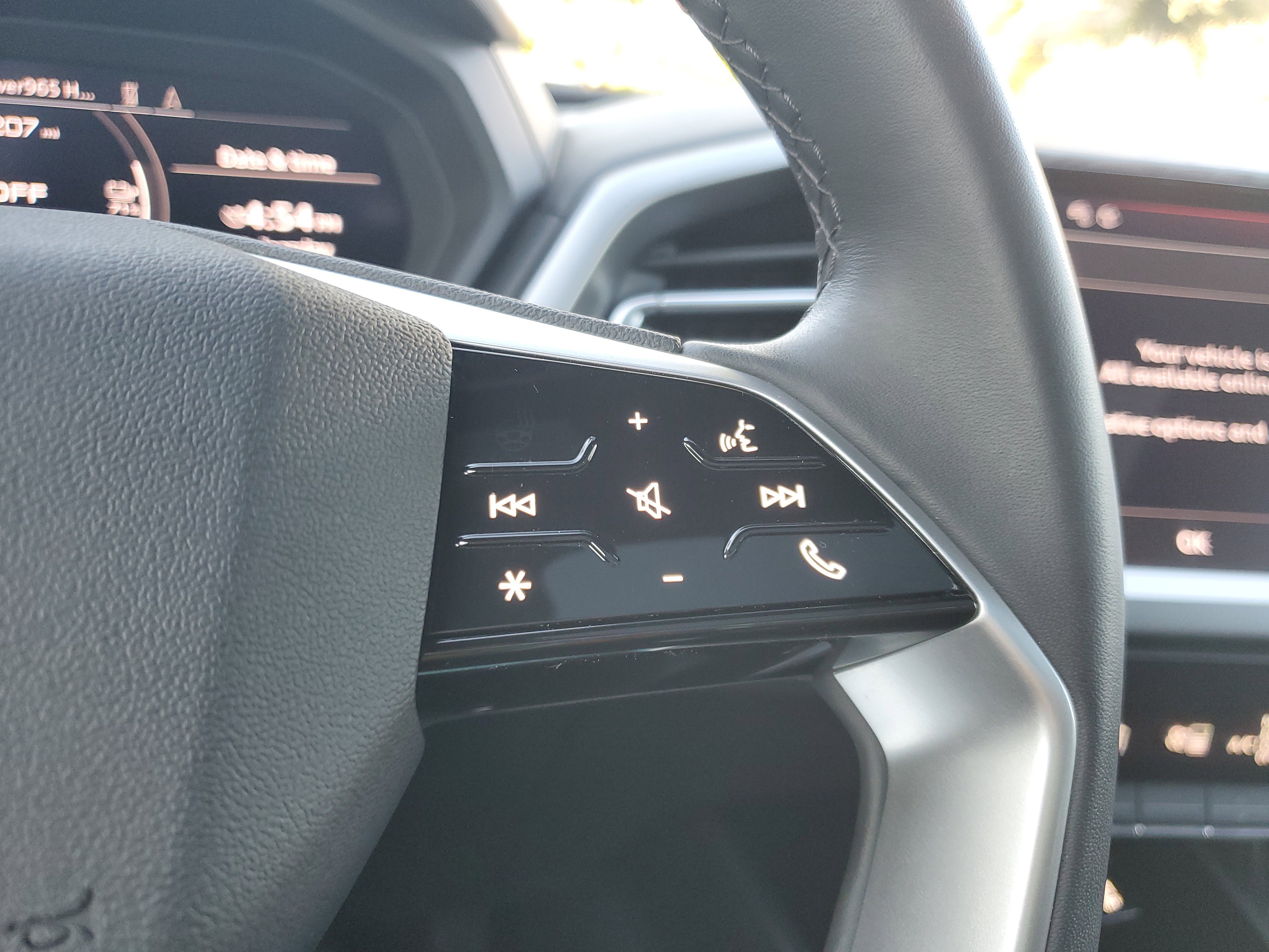 Used 2025 Audi Q4 e-tron Premium w/ Convenience Package image 21