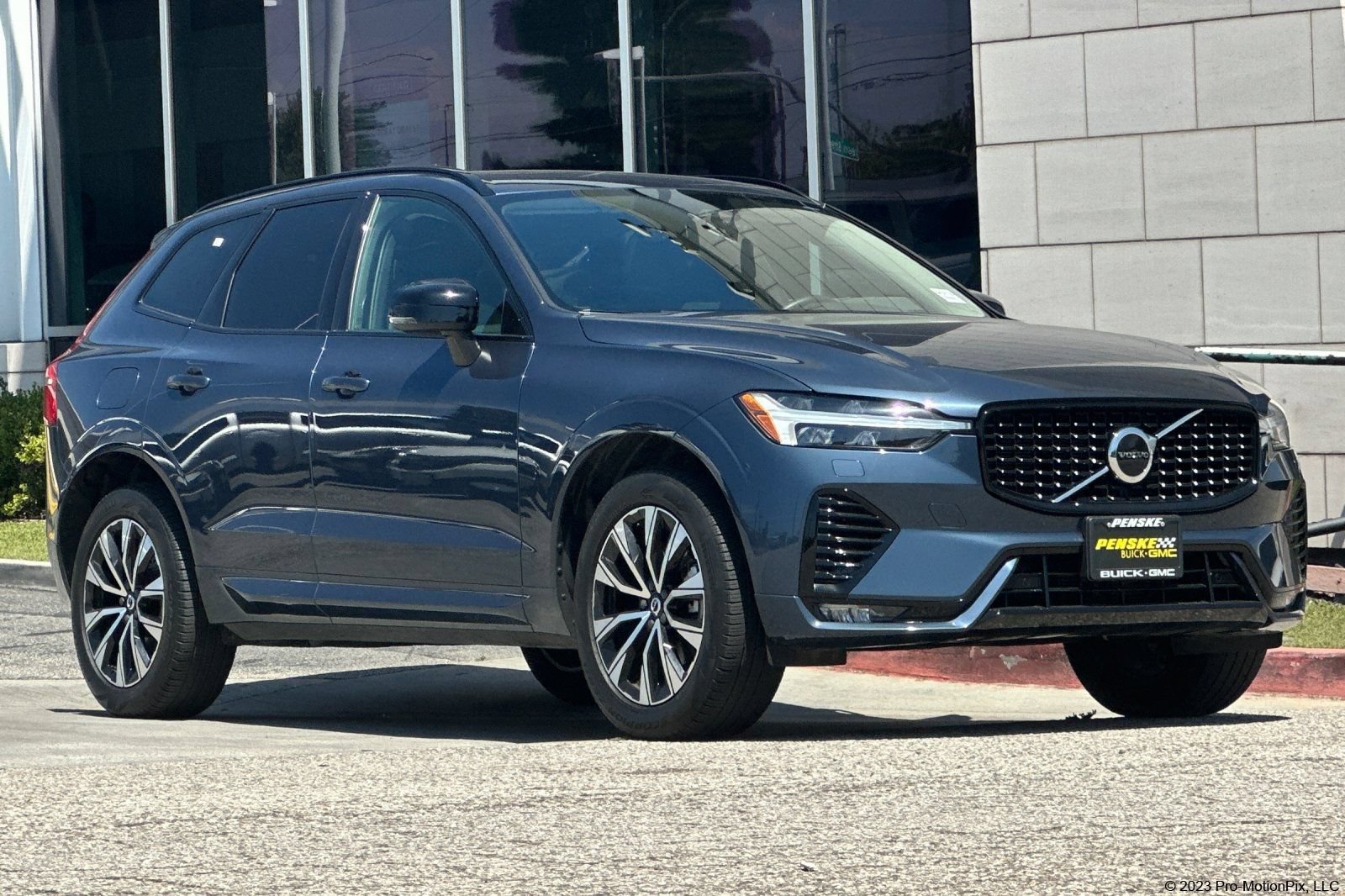 Used 2024 Volvo XC60 B5 Core AWD/4WD image 1