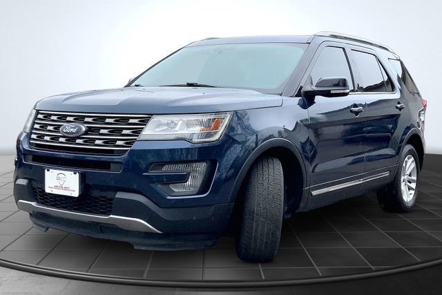 Used 2017 Ford Explorer XLT w/ XLT Technology Feature Bundle FWD image 4