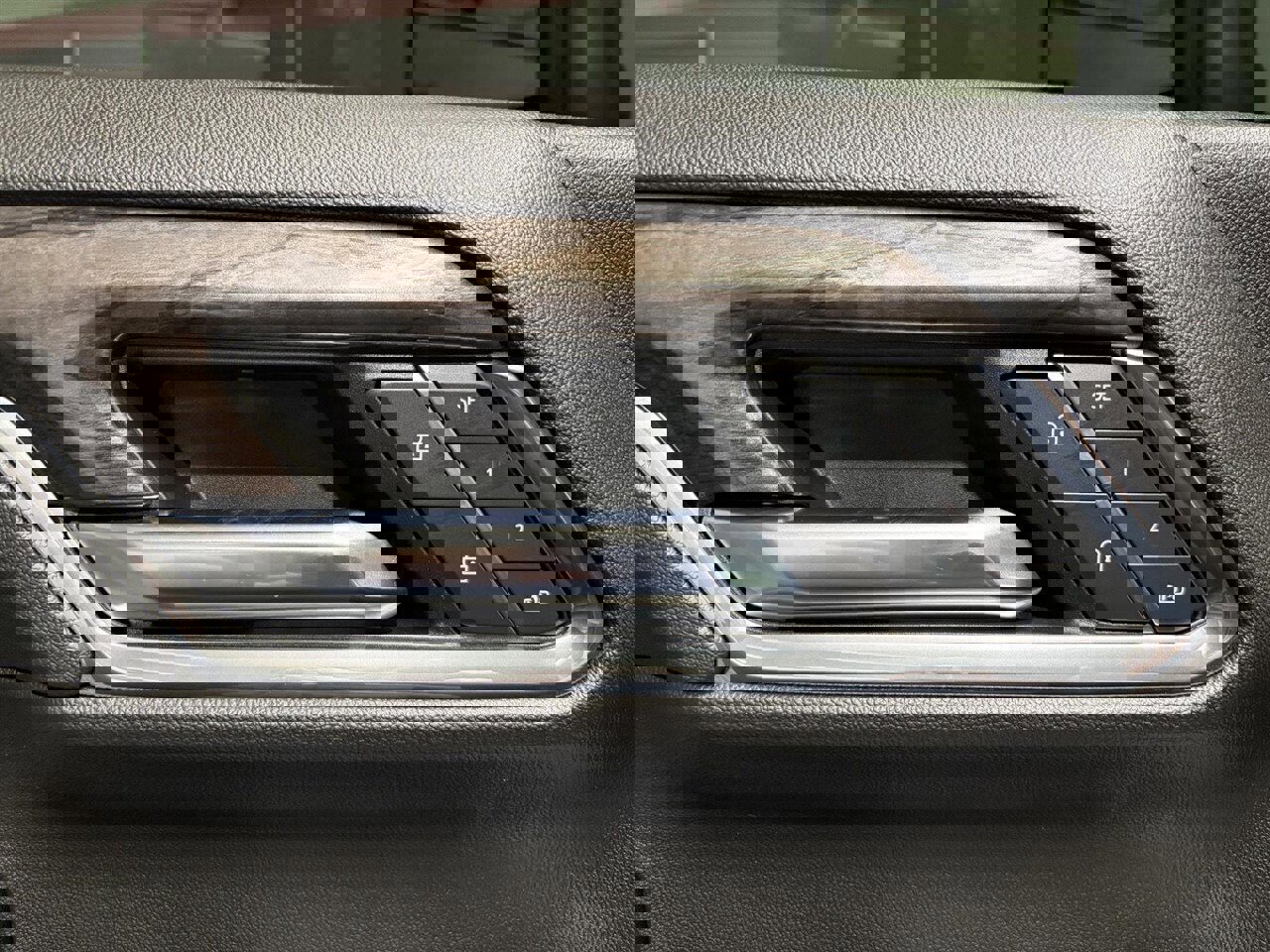 Used 2024 Chevrolet Silverado 2500 LTZ w/ LTZ Plus Package image 17