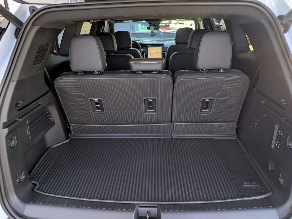 New 2026 GMC Acadia Denali Ultimate w/ LPO, Floor Liner Package AWD/4WD image 32