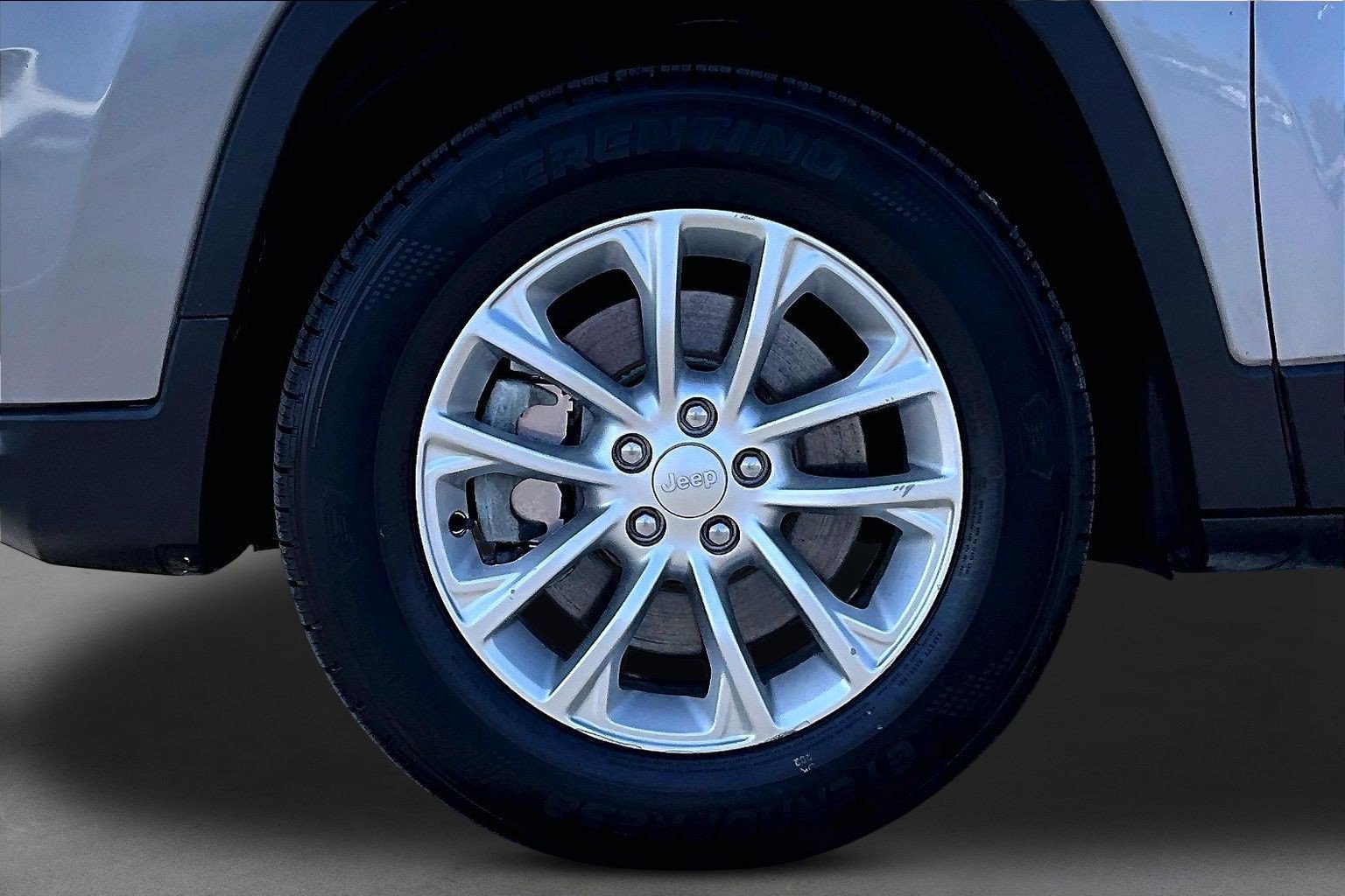 Used 2019 Jeep Cherokee Latitude w/ Cold Weather Group AWD/4WD image 8