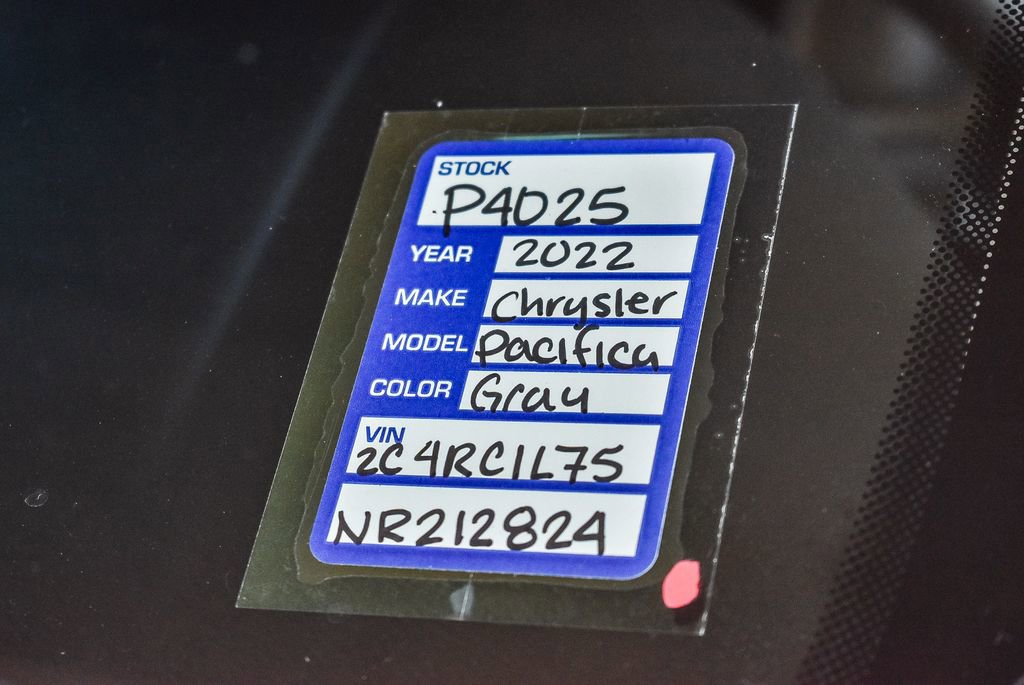 Used 2022 Chrysler Pacifica Touring-L image 28