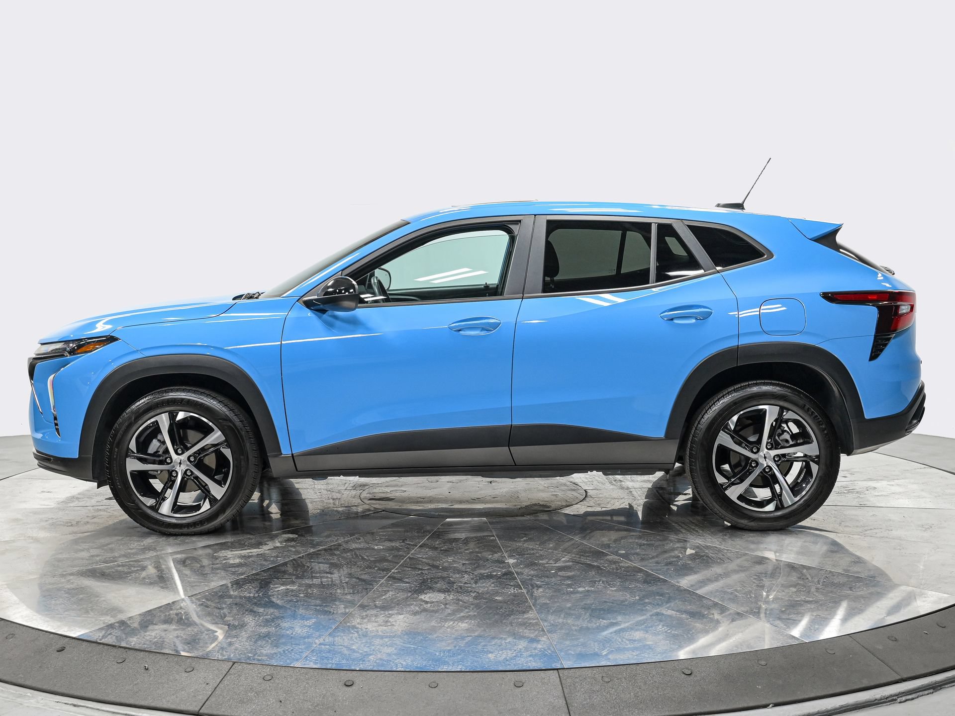Used 2025 Chevrolet Trax RS w/ Driver Confidence Package FWD image 2