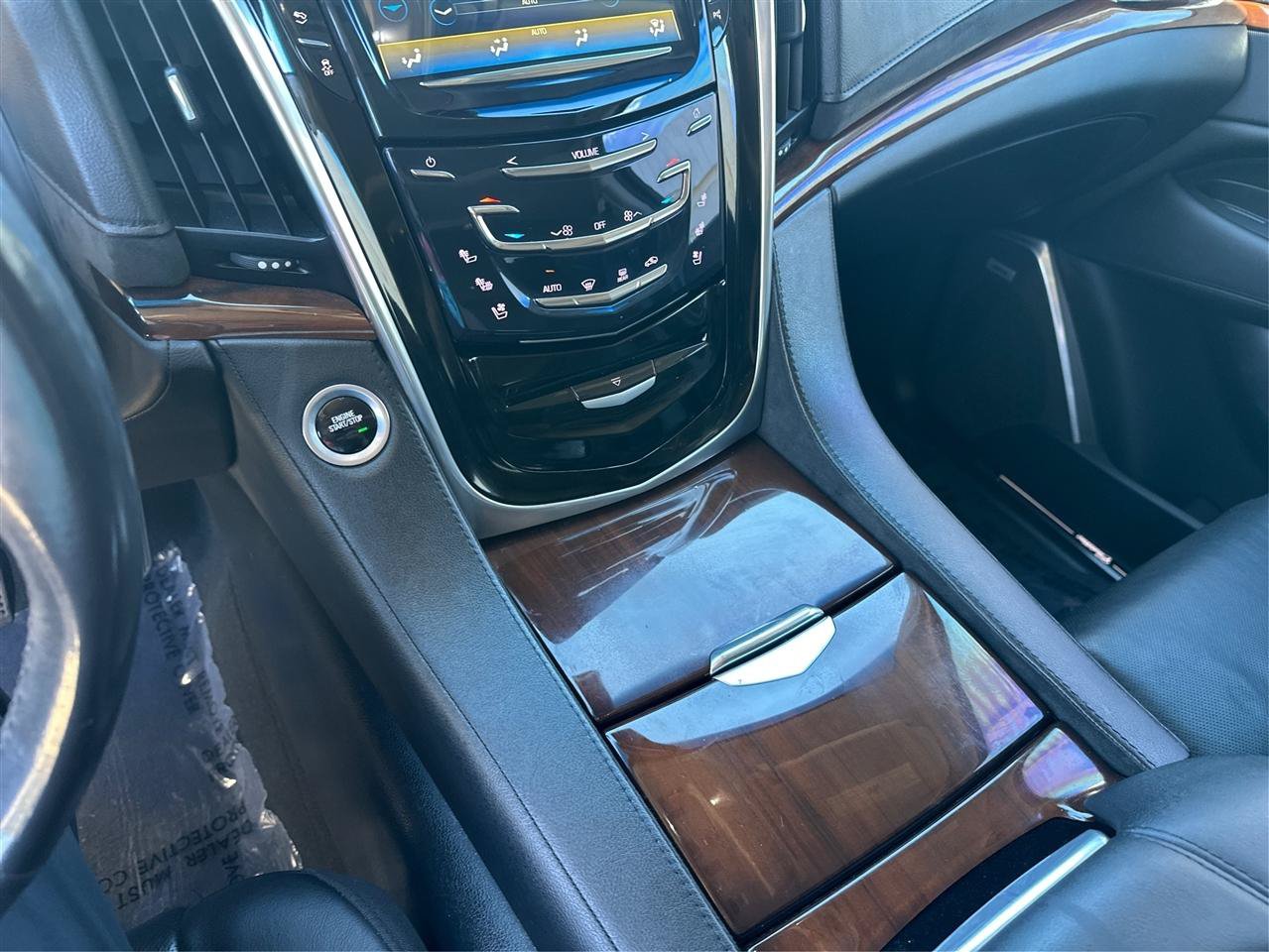 Used 2018 Cadillac Escalade Luxury AWD/4WD image 16